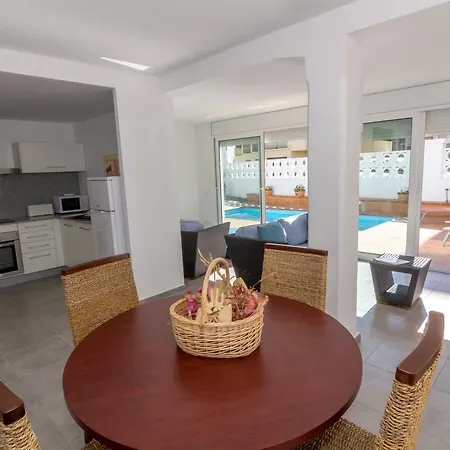 Agi Acacias Apartment Roses
