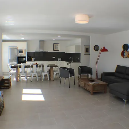 Agi Acacias Apartment Roses
